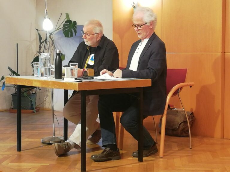 Der Autor Dietmar Gnedt aus Petzenkirchen präsentierte seinen neuen Roman Durchreisende